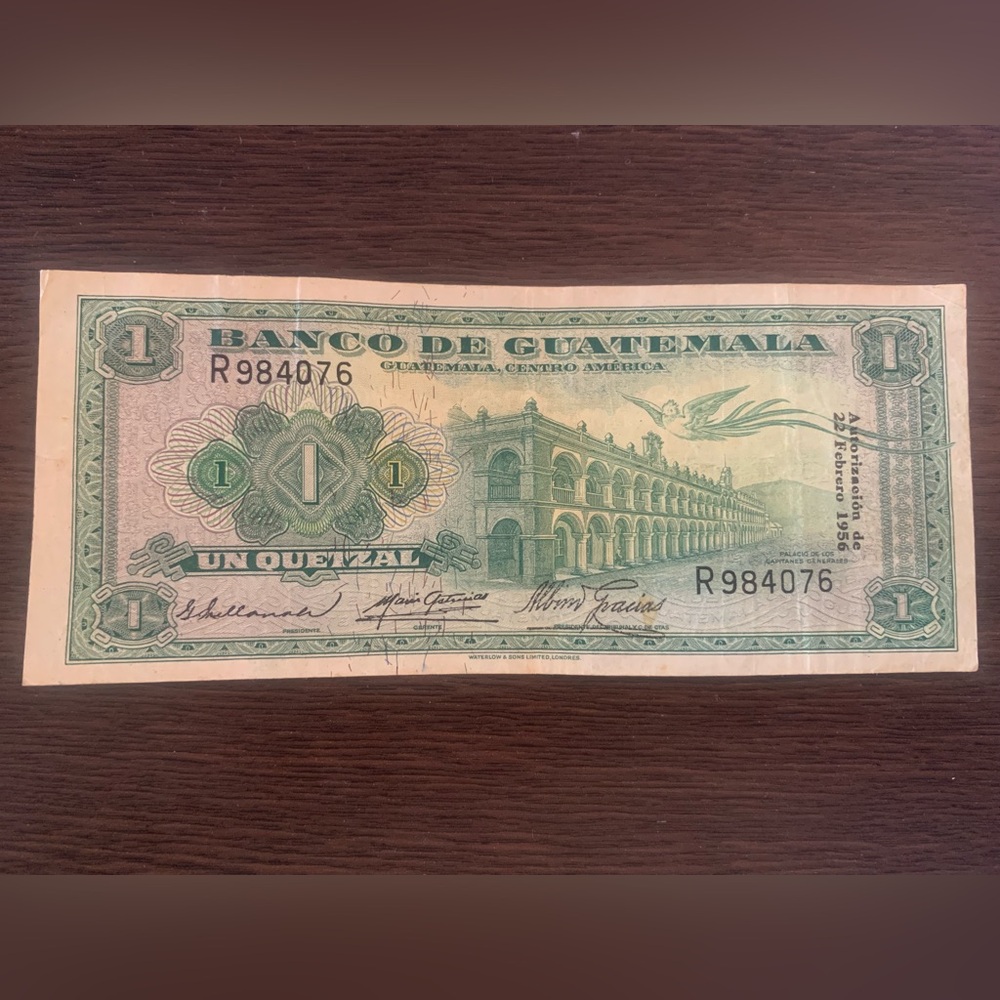 Vintage 1956 Guatemalan bank 1 quetzal, un quetzal. $25 OBO